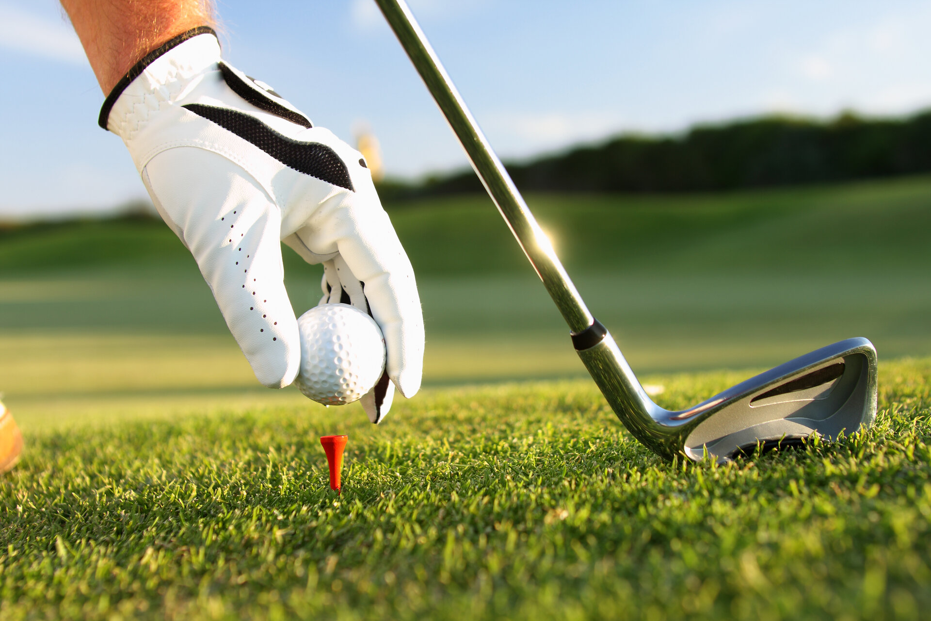 Golfer bereitet alles für den Abschlag vor