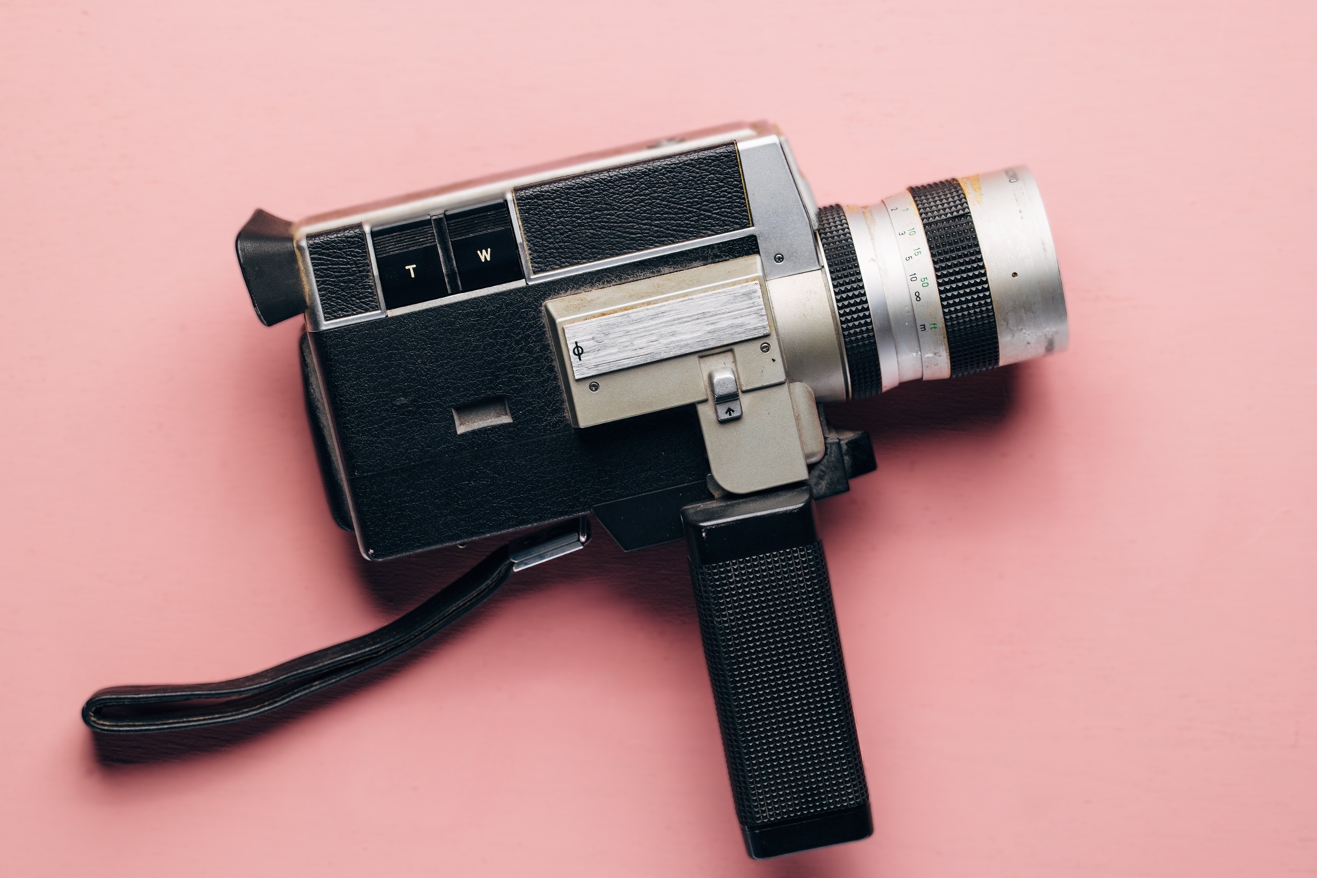 Vintage Super8 Kamera auf rosa Hintergrund | VHS digitalisieren  